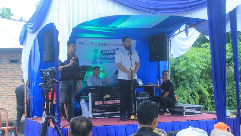 Calon Wali Kota Padang nomor urut 1, Fadly Amran, berkampanye di Gunung Sarik, Kecamatan Kuranji, Selasa (15/10/2024). Di tengah masyarakat