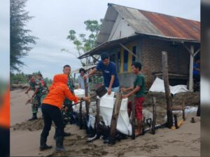 Tiga rumah dan satu musala di kawasan Pantai Pasia Jambak, Kelurahan Pasia Nan Tigo, Kecamatan Koto Tangah, Kota Padang, terancam abrasi