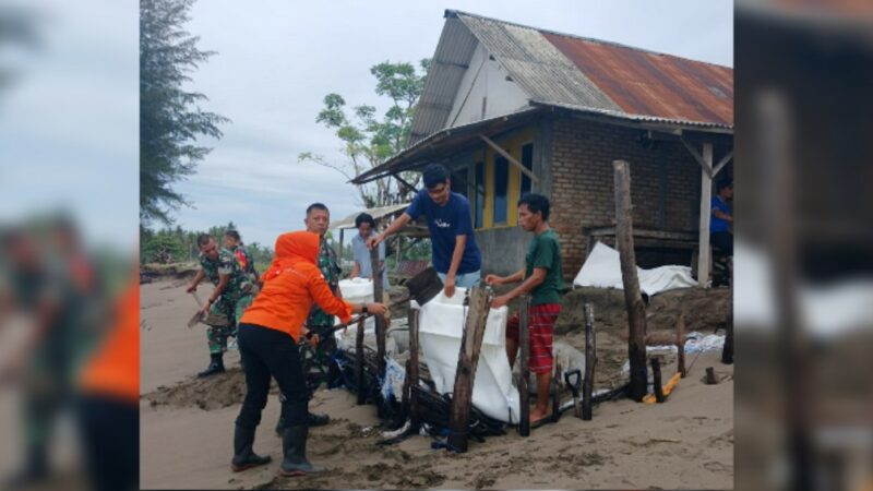 Tiga rumah dan satu musala di kawasan Pantai Pasia Jambak, Kelurahan Pasia Nan Tigo, Kecamatan Koto Tangah, Kota Padang, terancam abrasi