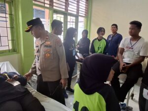Abrasi menyebabkan ambruknya bagian belakang Rumah Makan Pasir Putih di Bungus Teluk Kabung, Kota Padang, Rabu (16/10/2024).