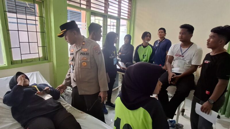 Abrasi menyebabkan ambruknya bagian belakang Rumah Makan Pasir Putih di Bungus Teluk Kabung, Kota Padang, Rabu (16/10/2024).