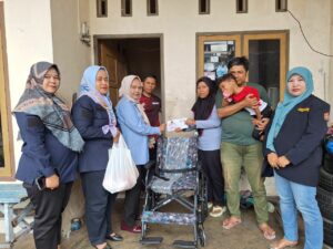 Pasangan suami istri Engga Syaputra (38) dan Feni Oktaviani (35) menyambut kedatangan tim Andre Rosiade ke rumahnya di Komplek Cendana