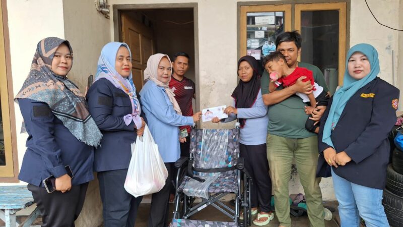 Pasangan suami istri Engga Syaputra (38) dan Feni Oktaviani (35) menyambut kedatangan tim Andre Rosiade ke rumahnya di Komplek Cendana