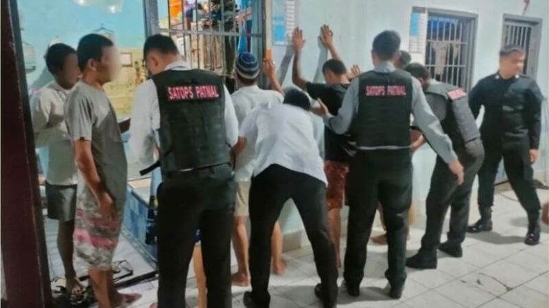 etugas Lembaga Pemasyarakatan (Lapas) Kelas IIB Pariaman melakukan penggeledahan terhadap blok dan kamar hunian warga binaan pada Rabu