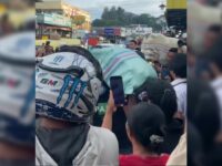 Warga Bukittinggi dihebohkan oleh penggerebekan tiga karung ganja yang dilakukan polisi di kawasan Simpang Tembok. Aksi penangkapan yang