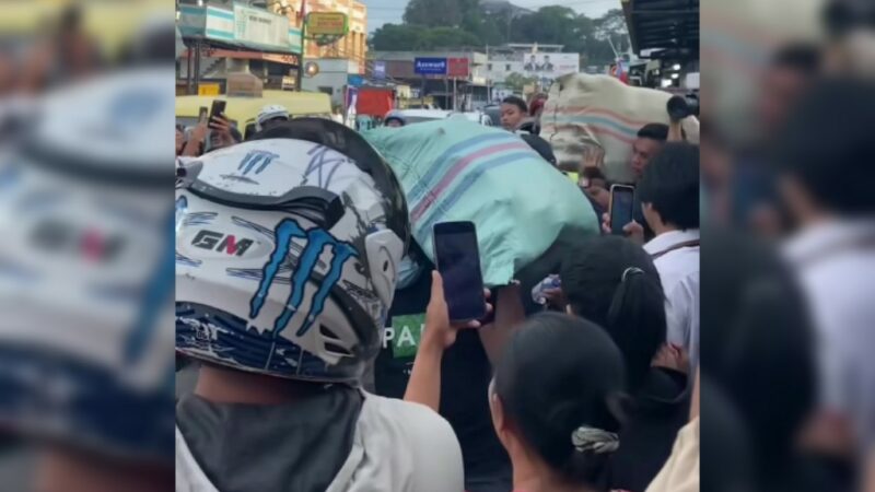 Warga Bukittinggi dihebohkan oleh penggerebekan tiga karung ganja yang dilakukan polisi di kawasan Simpang Tembok. Aksi penangkapan yang