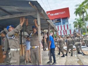 Sebanyak lima lapak pedagang kaki lima (PKL) di Jalan Khatib Sulaiman, Kelurahan Ulak Karang Selatan, Kecamatan Padang Utara, dibongkar