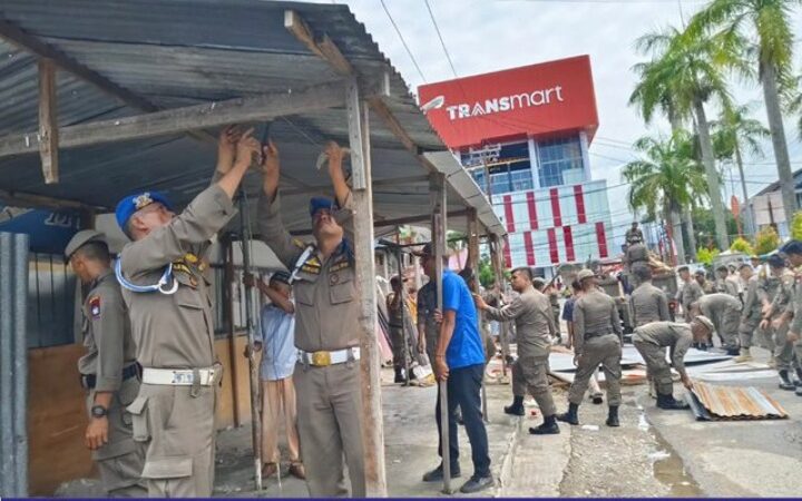 Sebanyak lima lapak pedagang kaki lima (PKL) di Jalan Khatib Sulaiman, Kelurahan Ulak Karang Selatan, Kecamatan Padang Utara, dibongkar