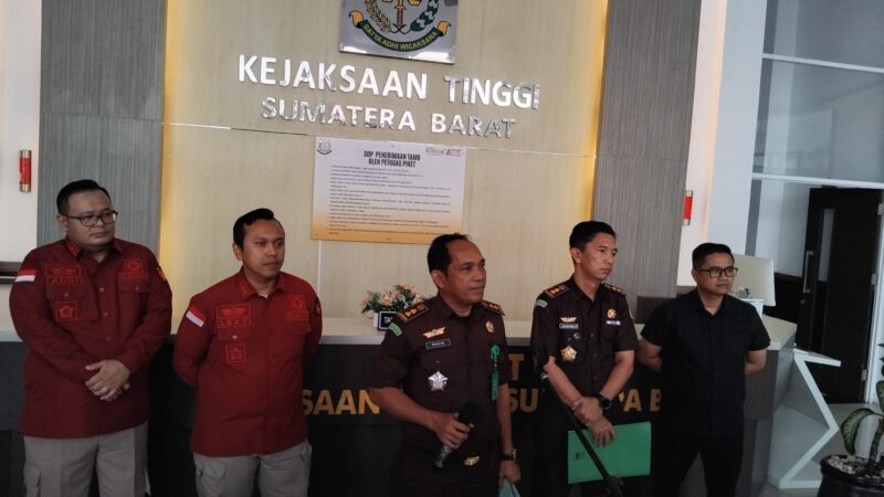 Kejati Sumbar menahan 11 orang tersangka terkait kasus dugaan korupsi ganti rugi lahan pembangunan jalan tol