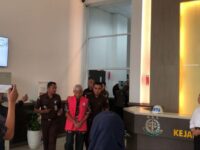 Kejati Sumbar menahan 11 orang tersangka terkait kasus dugaan korupsi ganti rugi lahan pembangunan jalan tol Padang-Pekanbaru.