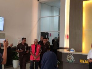 Kejati Sumbar menahan 11 orang tersangka terkait kasus dugaan korupsi ganti rugi lahan pembangunan jalan tol Padang-Pekanbaru.