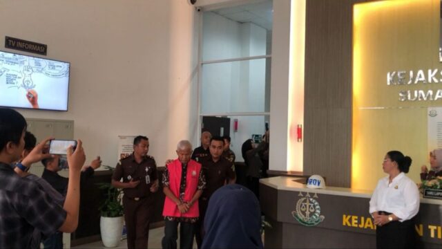 Kejati Sumbar menahan 11 orang tersangka terkait kasus dugaan korupsi ganti rugi lahan pembangunan jalan tol Padang-Pekanbaru.