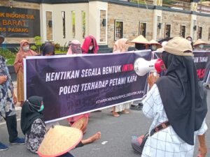 Puluhan petani dari Nagari Kapa, Kabupaten Pasaman Barat, menggelar aksi damai di depan Mapolda Sumatra Barat pada Rabu (23/10/2024).