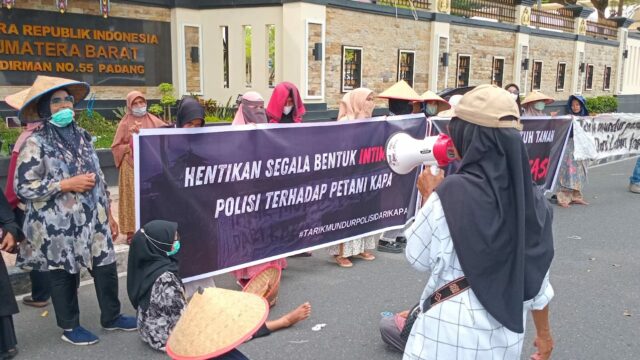 Puluhan petani dari Nagari Kapa, Kabupaten Pasaman Barat, menggelar aksi damai di depan Mapolda Sumatra Barat pada Rabu (23/10/2024).