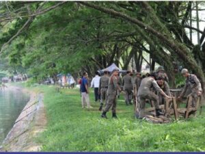 Satpol PP Padang melakukan penertiban terhadap sekitar 50 lapak PKL yang berjualan di sepanjang bibir Sungai Muaro Penjalinan,