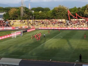 Semen Padang FC harus menelan pil pahit dalam laga kandang perdana di Stadion Haji Agus Salim, Jumat (25/10/2024). Tim berjuluk Kabau Sirah