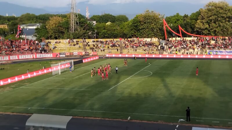 Semen Padang FC harus menelan pil pahit dalam laga kandang perdana di Stadion Haji Agus Salim, Jumat (25/10/2024). Tim berjuluk Kabau Sirah