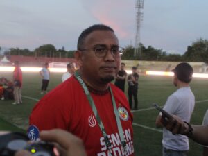 Semen Padang FC mengalami kekalahan telak dalam pertandingan kandang melawan Dewa United dengan skor 1-8 di Stadion Haji Agus Salim