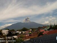 Gunung Marapi di Sumatra Barat (Sumbar) kembali mengalami erupsi pada Jumat (25/4/2025) pukul 15.13 WIB. Dilansir dari situs Magma Indonesia,