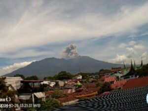 Gunung Marapi di Sumatra Barat (Sumbar) kembali mengalami erupsi pada Jumat (25/4/2025) pukul 15.13 WIB. Dilansir dari situs Magma Indonesia,