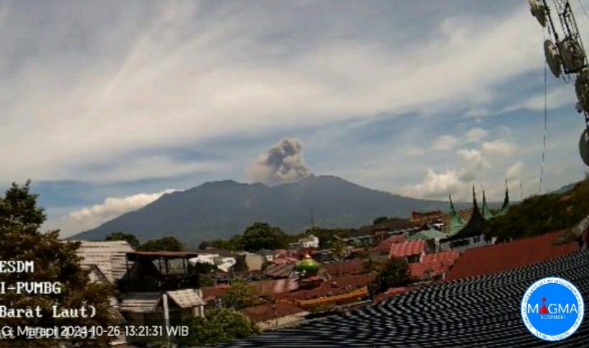 Gunung Marapi di Sumatra Barat (Sumbar) kembali mengalami erupsi pada Jumat (25/4/2025) pukul 15.13 WIB. Dilansir dari situs Magma Indonesia,