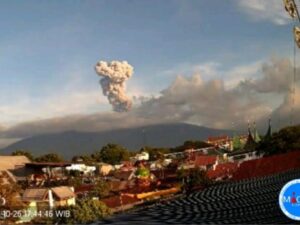 Badan Geologi, Kementerian Energi dan Sumbar Daya Mineral, menyatakan bahwa tingkat aktivitas Gunung Marapi di tetap Level II (waspada).