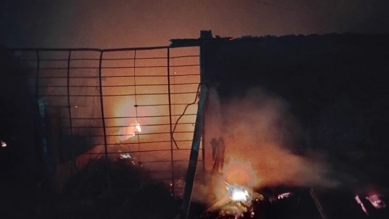 Kebakaran besar menghanguskan 10 rumah semi permanen di kawasan Komplek Wisma Utama Tepi Air, RT 01 RW 03, Kelurahan Parak Laweh Pulau Aia Nan XX, Kecamatan Lubuk Begalung