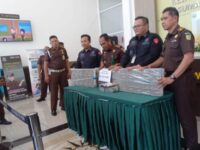 Kejati Sumbar melakukan penahanan terhadap Ade Chandra, Pelaksana Tugas (Plt) Kepala Bagian Umum Sekretariat Daerah Kabupaten Dharmasraya