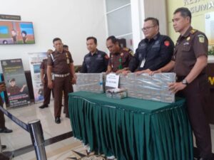 Kejati Sumbar melakukan penahanan terhadap Ade Chandra, Pelaksana Tugas (Plt) Kepala Bagian Umum Sekretariat Daerah Kabupaten Dharmasraya