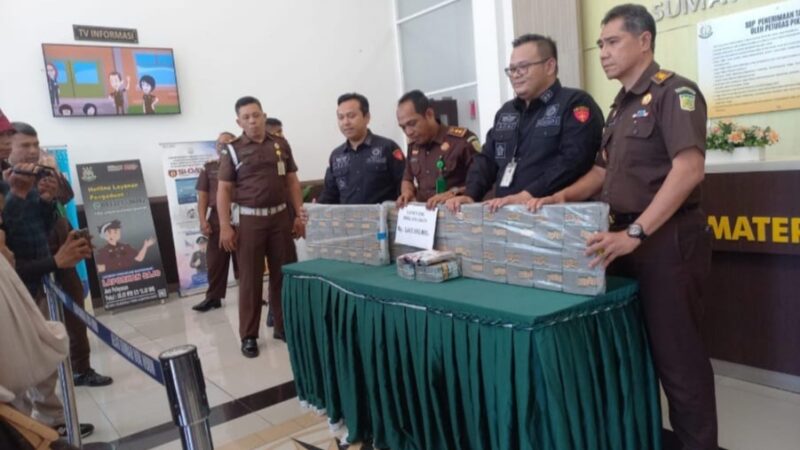 Kejati Sumbar melakukan penahanan terhadap Ade Chandra, Pelaksana Tugas (Plt) Kepala Bagian Umum Sekretariat Daerah Kabupaten Dharmasraya