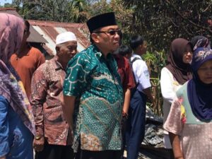 Calon Wakil Walikota Padang nomor urut 1, Maigus Nasir, mendampingi calon Walikota Fadly Amran, hadir di tengah masyarakat korban kebakaran