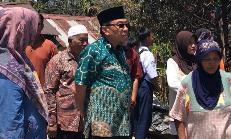 Calon Wakil Walikota Padang nomor urut 1, Maigus Nasir, mendampingi calon Walikota Fadly Amran, hadir di tengah masyarakat korban kebakaran