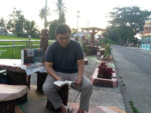 Pilkada di Sumatra Barat tahun 2024 telah menghidupkan kembali diskursus panjang tentang demokrasi dan oligarki, sebuah ironi di tengah