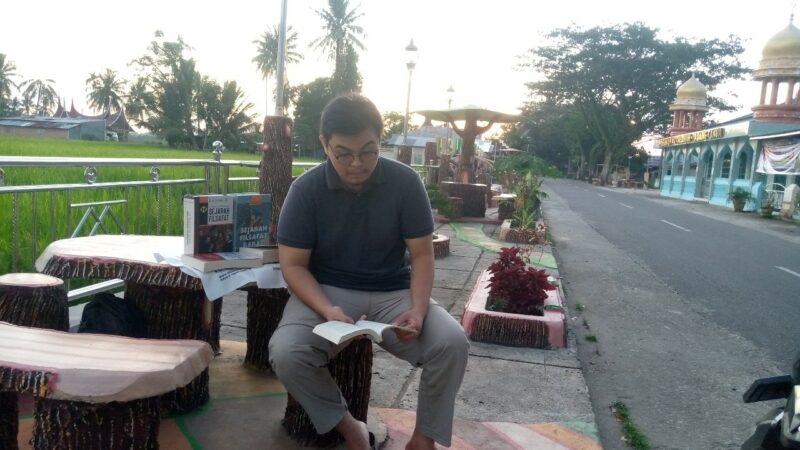 Pilkada di Sumatra Barat tahun 2024 telah menghidupkan kembali diskursus panjang tentang demokrasi dan oligarki, sebuah ironi di tengah