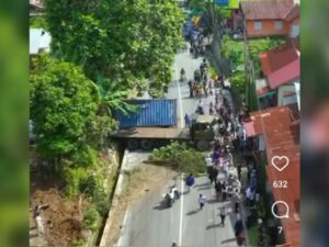 Jalan lintas Padang-Bukittinggi sudah bisa dilalui pasca kecelakaan beruntun di Jalan Raya Jorong Koto Tuo, Nagari Panyalaian,