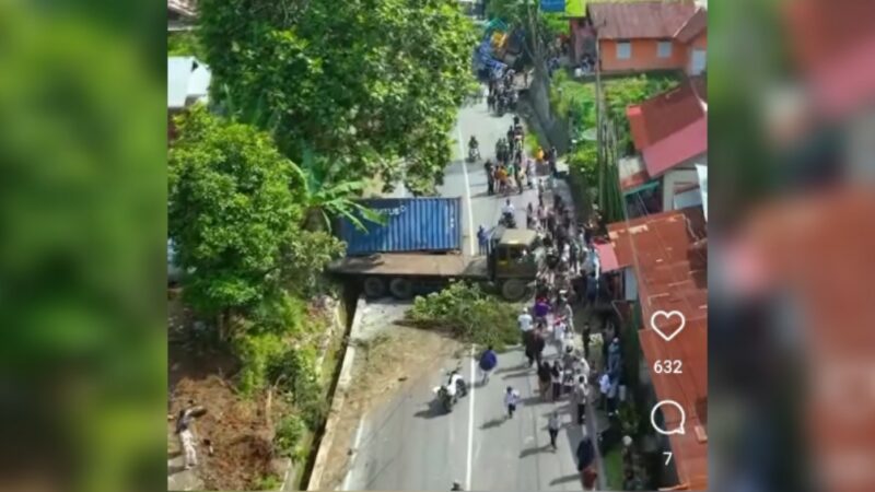 Jalan lintas Padang-Bukittinggi sudah bisa dilalui pasca kecelakaan beruntun di Jalan Raya Jorong Koto Tuo, Nagari Panyalaian,