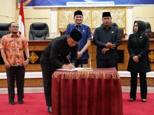 Pemko dan DPRD Padang Panjang Sepakat Sahkan APBD Tahun Anggaran 2025