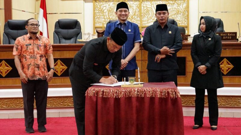 Pemko dan DPRD Padang Panjang Sepakat Sahkan APBD Tahun Anggaran 2025