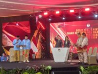 Dalam debat pertama Pilgub Sumbar yang digelar di Hotel Mercure Padang pada Rabu (13/11/2024), calon Gubernur dan Wakil Gubernur memaparkan