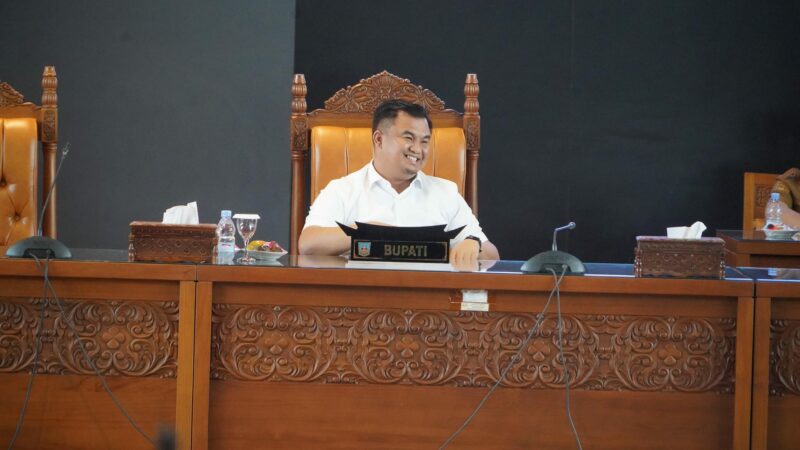 Sutan Riska Hadiri Paripurna DPRD Penyampaian Pandangan Umum Fraksi tentang Ranperda APBD 2025