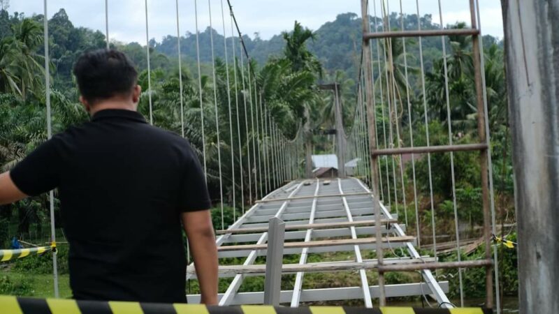 Bupati Dharmasraya Tinjau Progres Rehab Jembatan Gantung Lubuk Karak