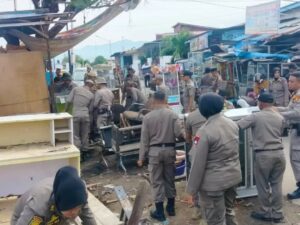 Satpol PP Padang Tertibkan Bangunan Liar di Sepanjang Batang Arau