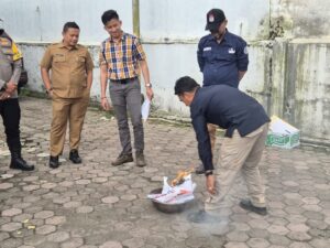 KPU Padang Panjang Lakukan Pemusnahan Kelebihan Surat Suara dan Rusak