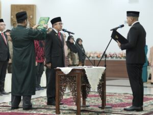 Plt Gubernur Sumbar Lantik Yozarwardi Usama Putra Sebagai Pj Sekda