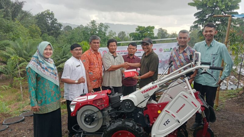 Semen Padang Dukung Produktivitas Petani Padayo dengan Bantuan Hand Traktor