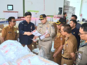 Pilkada 2024, Pj Wako Padang Tinjau Proses Sortir dan Lipat Surat Suara