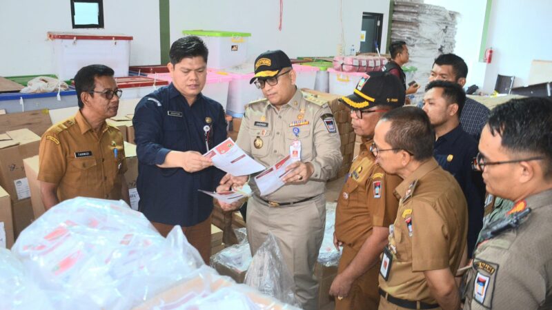 Pilkada 2024, Pj Wako Padang Tinjau Proses Sortir dan Lipat Surat Suara