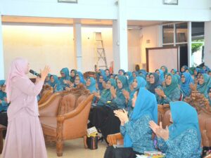 Pertemuan Bulanan, Pengurus PKK Kota Padang Terima Pelatihan Public Speaking