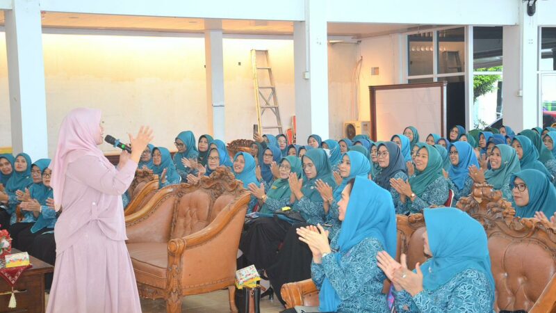 Pertemuan Bulanan, Pengurus PKK Kota Padang Terima Pelatihan Public Speaking