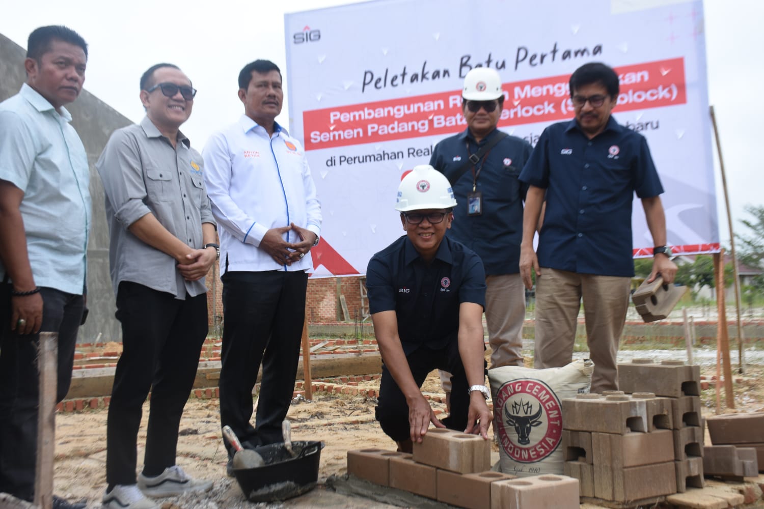 Gunakan Sepablock, Semen Padang dan REI Riau Bangun Rumah Warga Kurang Mampu di Kampar